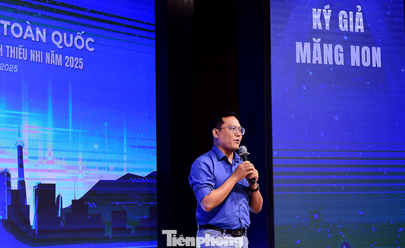 Nhà báo Trịnh Chí Hải - đại diện nhóm tác giả bài viết “Ký giả Măng non” của Đài Phát thanh - Truyền hình Cà Mau, đoạt giải A về đề tài trẻ em, công tác Đội và phong trào thiếu nhi, giao lưu tại chương trình. Ảnh: Xuân Tùng