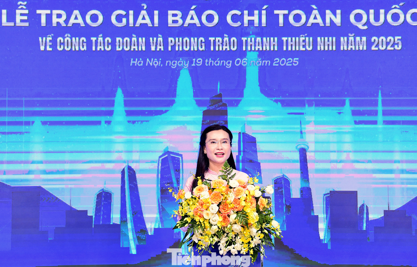 Thay mặt tuổi trẻ cả nước và Ban Bí thư T.Ư Đoàn, chị Trang bày tỏ tấm lòng tri ân sâu sắc nhất tới những cống hiến vô cùng to lớn của các thế hệ nhà báo Việt Nam. Ảnh: Xuân Tùng
