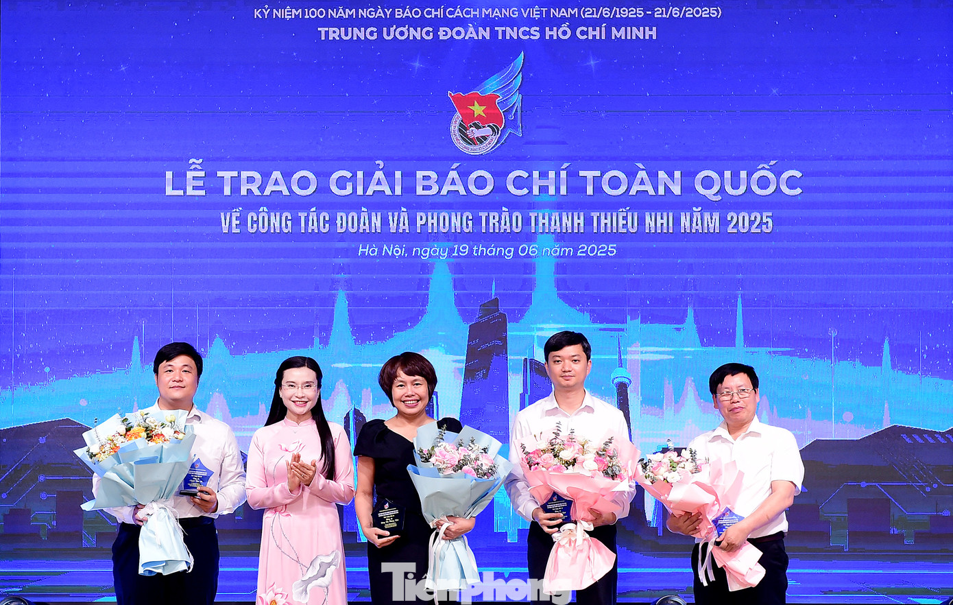 Chị Nguyễn Phạm Duy Trang tặng hoa thành viên ban giám khảo. Ảnh: Xuân Tùng