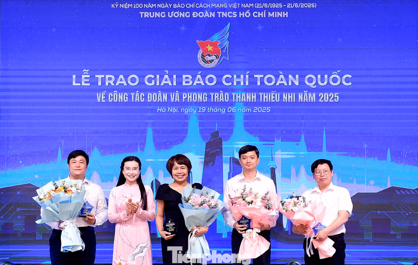 Chị Nguyễn Phạm Duy Trang tặng hoa thành viên ban giám khảo. Ảnh: Xuân Tùng
