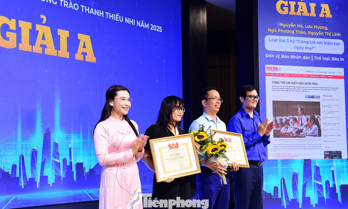 Các tác giả, nhóm tác giả đoạt giải A. Ảnh: Xuân Tùng