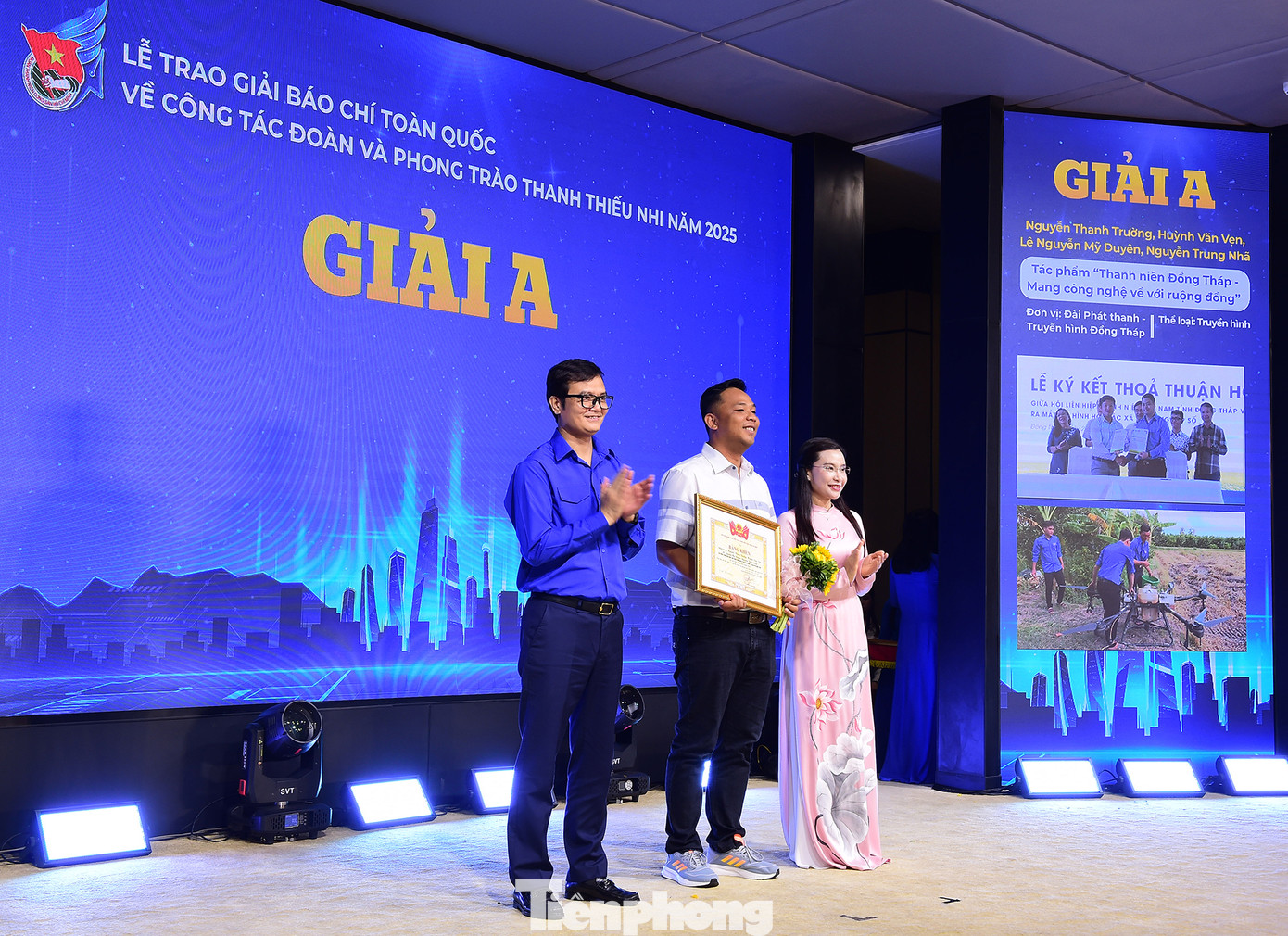 Các tác giả, nhóm tác giả đoạt giải A. Ảnh: Xuân Tùng