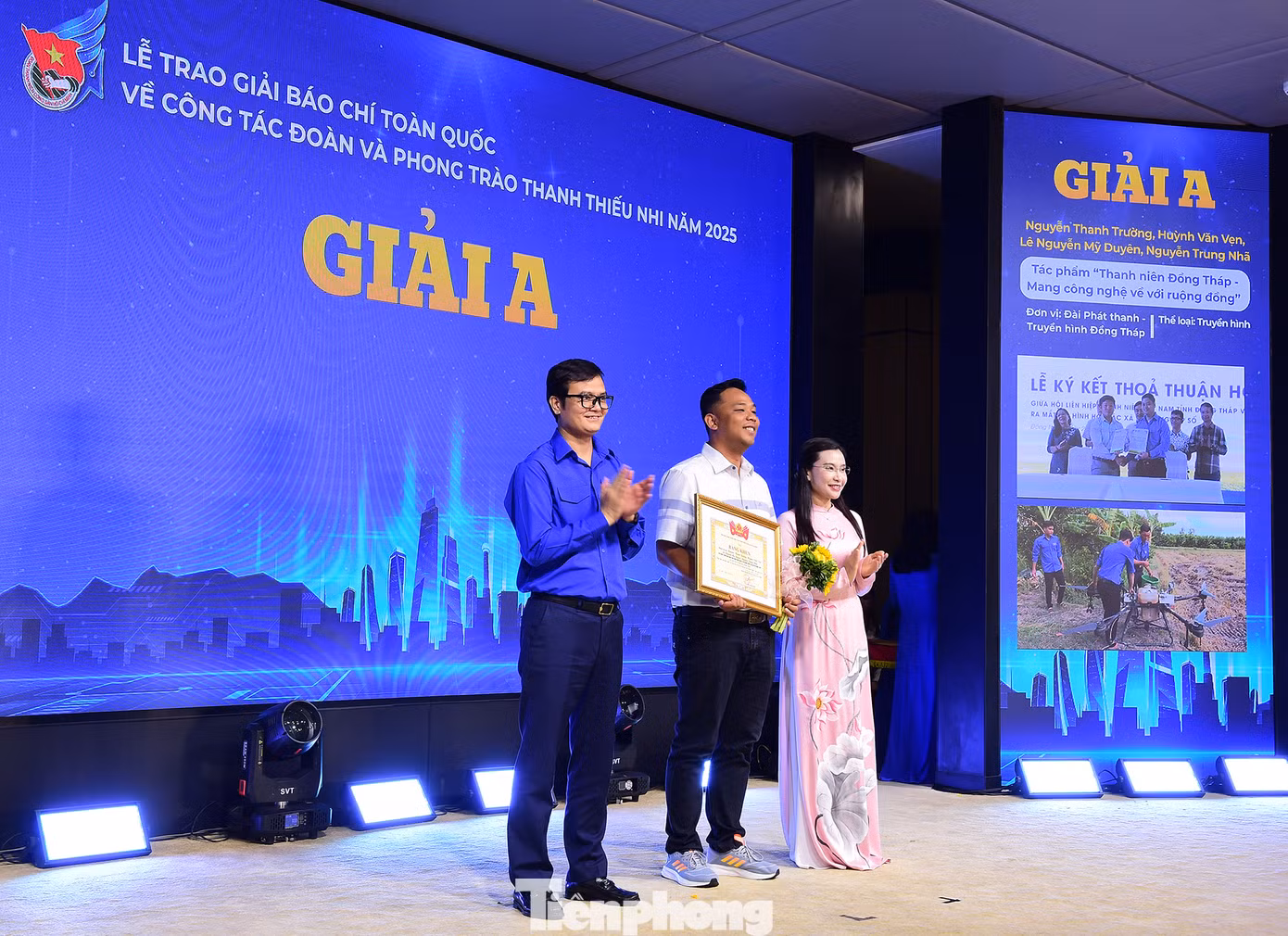 Các tác giả, nhóm tác giả đoạt giải A. Ảnh: Xuân Tùng