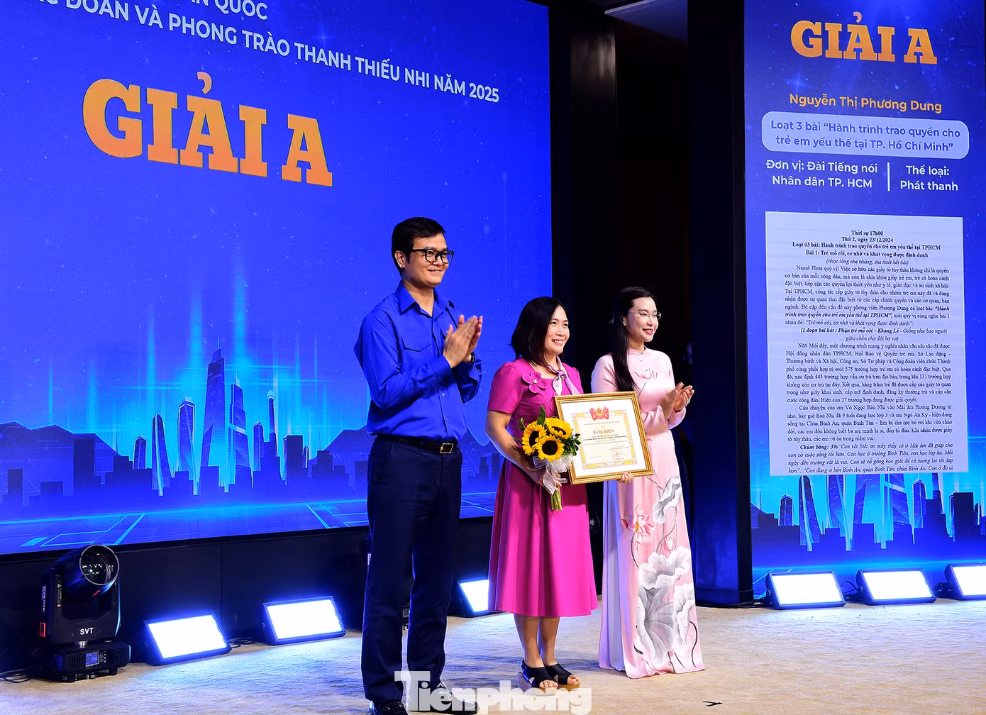 Các tác giả, nhóm tác giả đoạt giải A. Ảnh: Xuân Tùng