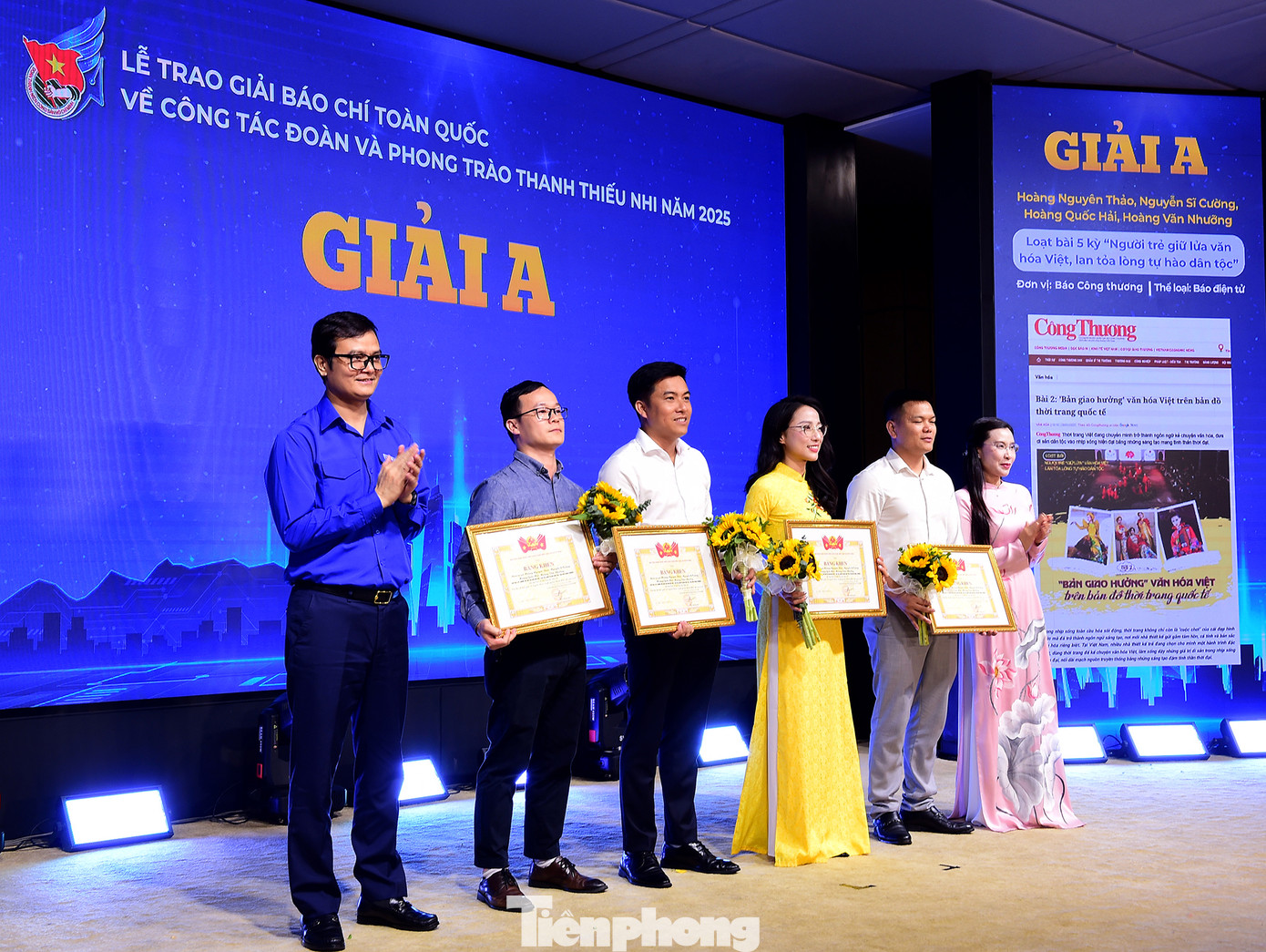 Các tác giả, nhóm tác giả đoạt giải A. Ảnh: Xuân Tùng