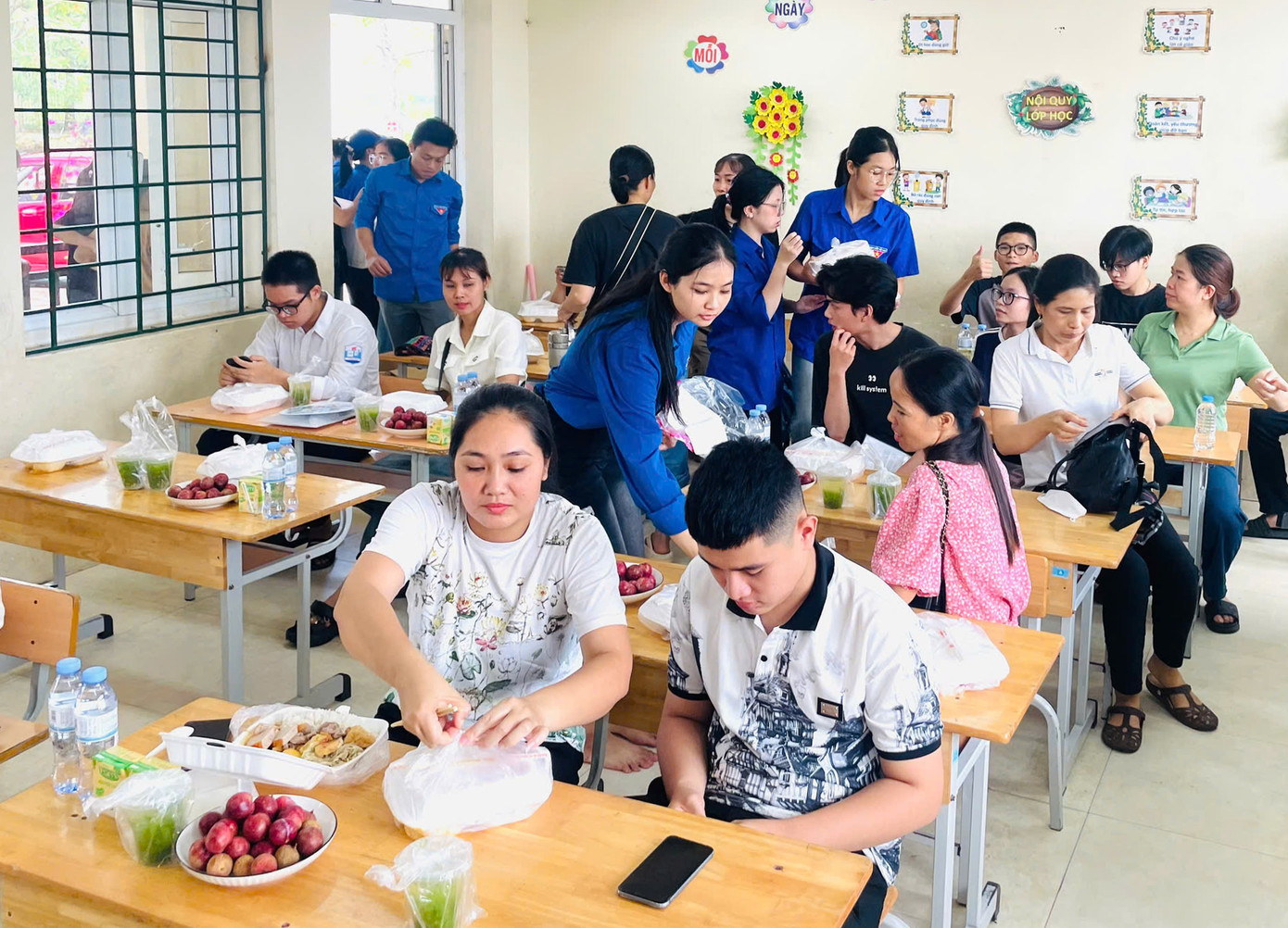 Những suất cơm bảo đảm vệ sinh, dinh dưỡng được trao đến thí sinh tại điểm thi ở xã Đại Xuyên. Ảnh: NVCC