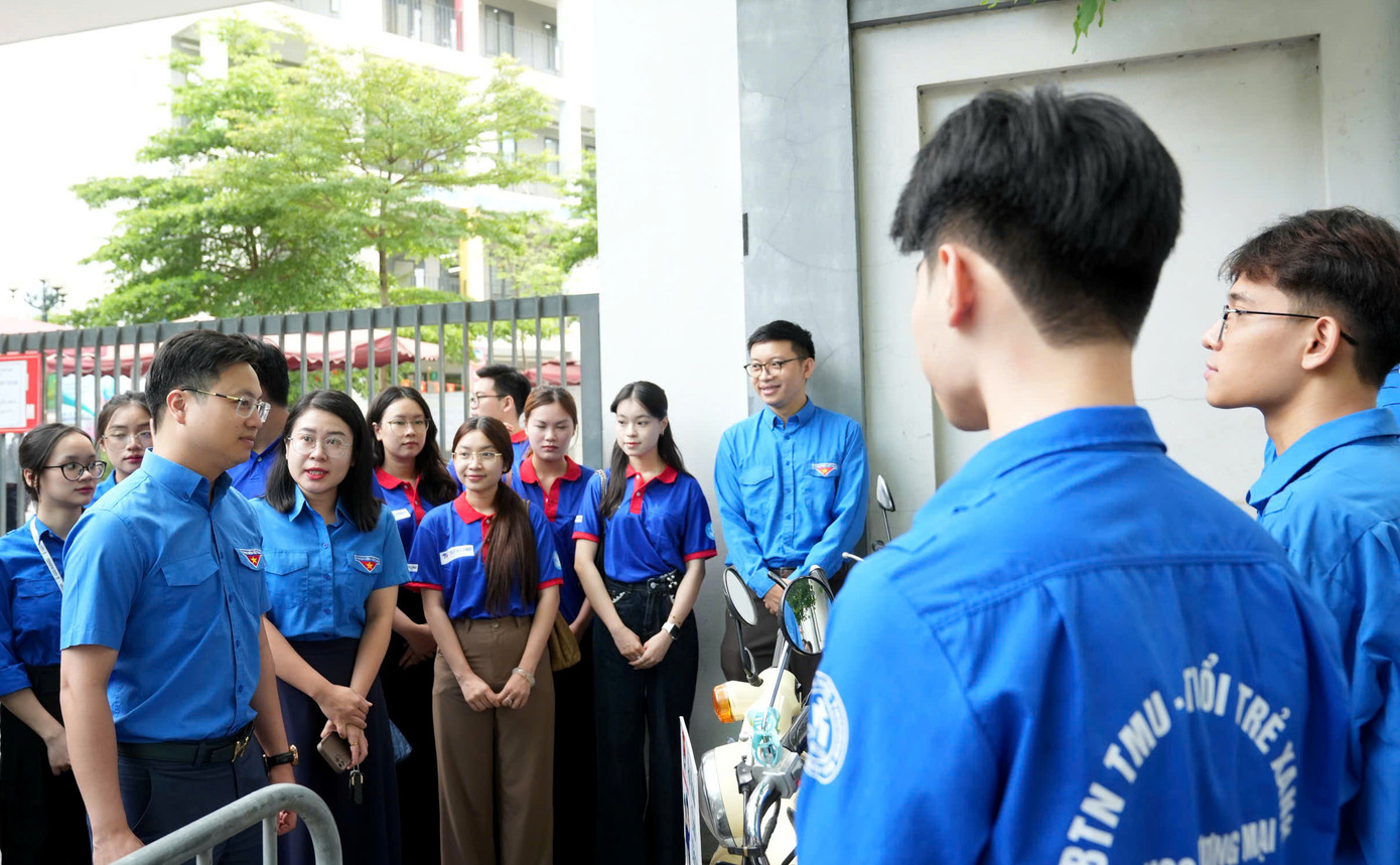 Phó Bí thư Thành Đoàn Hà Nội Trần Quang Hưng thăm, tặng quà tình nguyện viên tại điểm thi Trường THCS Yên Hòa, quận Cầu Giấy. Ảnh: TĐHN Phó Bí thư Thành Đoàn Hà Nội Trần Quang Hưng thăm, tặng quà tình nguyện viên tại điểm thi Trường THCS Yên Hòa, quận Cầu Giấy. Ảnh: TĐHN