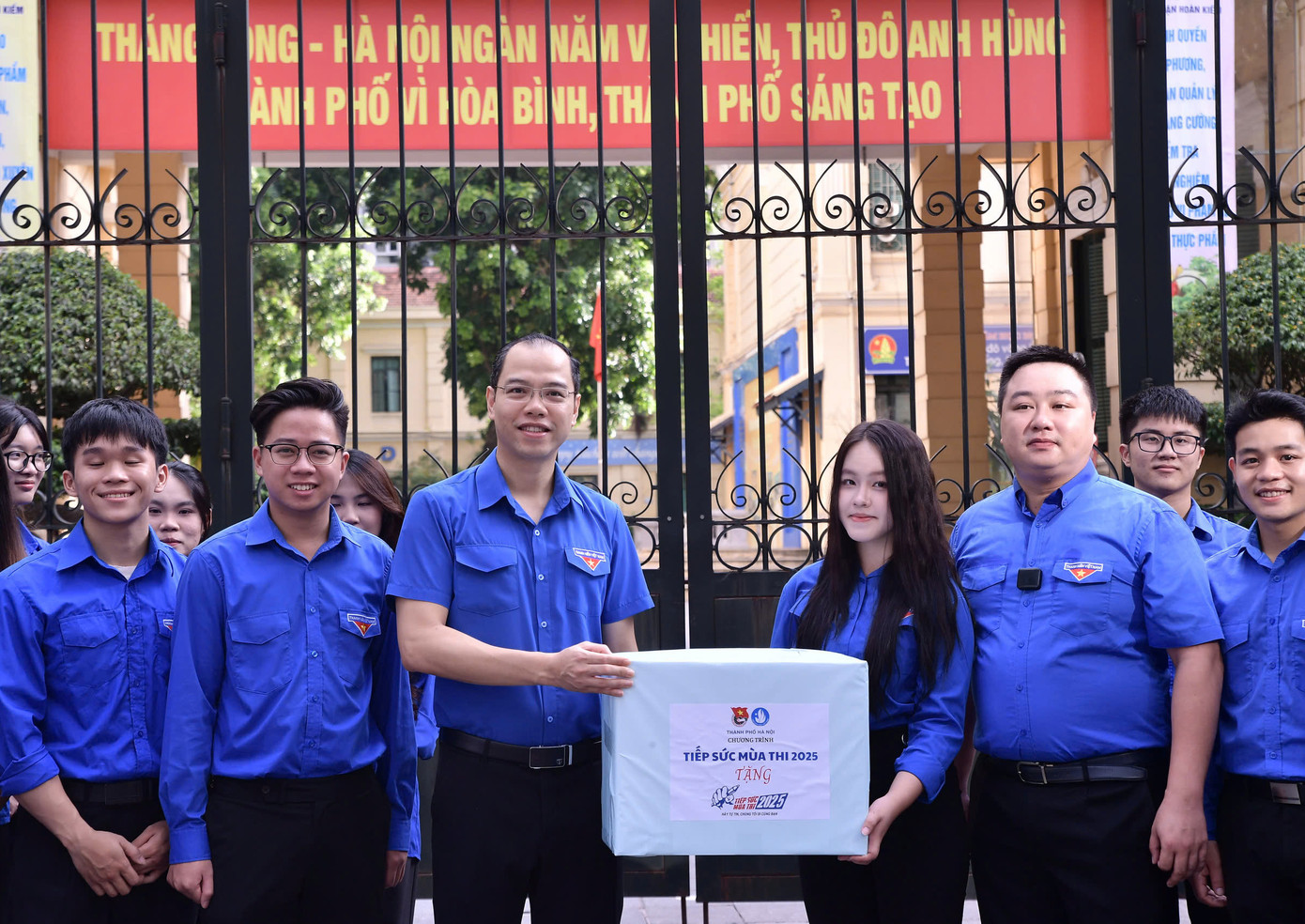 Phó Bí thư Thành Đoàn, Chủ tịch Hội Sinh viên Việt Nam TP Hà Nội Nguyễn Tiến Hưng động viên đội ngũ tình nguyện viên tại điểm thi Trường THCS Trưng Vương, quận Hoàn Kiếm. Ảnh: TĐHN Phó Bí thư Thành Đoàn, Chủ tịch Hội Sinh viên Việt Nam TP Hà Nội Nguyễn Tiến Hưng động viên đội ngũ tình nguyện viên tại điểm thi Trường THCS Trưng Vương, quận Hoàn Kiếm. Ảnh: TĐHN