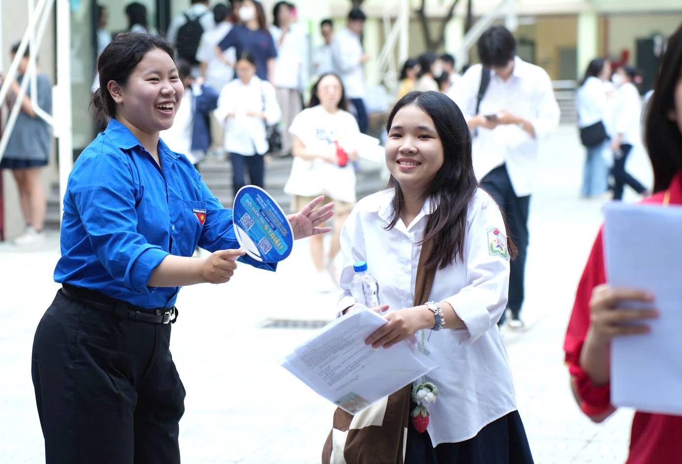 Tình nguyện viên cổ vũ, động viên các thí sinh trong ngày thi đầu tiên kỳ thi Tốt nghiệp THPT năm 2025. Ảnh: TĐHN Tình nguyện viên cổ vũ, động viên các thí sinh trong ngày thi đầu tiên kỳ thi Tốt nghiệp THPT năm 2025. Ảnh: TĐHN