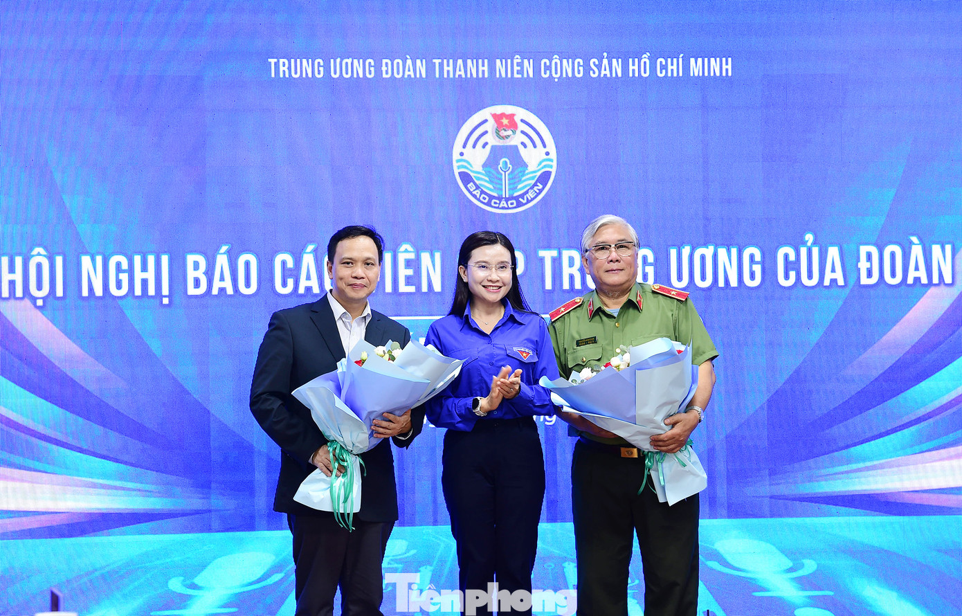 Bí thư T.Ư Đoàn Nguyễn Phạm Duy Trang tặng hoa hai diễn giả trao đổi tại hội nghị. Ảnh: Xuân Tùng Bí thư T.Ư Đoàn Nguyễn Phạm Duy Trang tặng hoa hai diễn giả trao đổi tại hội nghị. Ảnh: Xuân Tùng