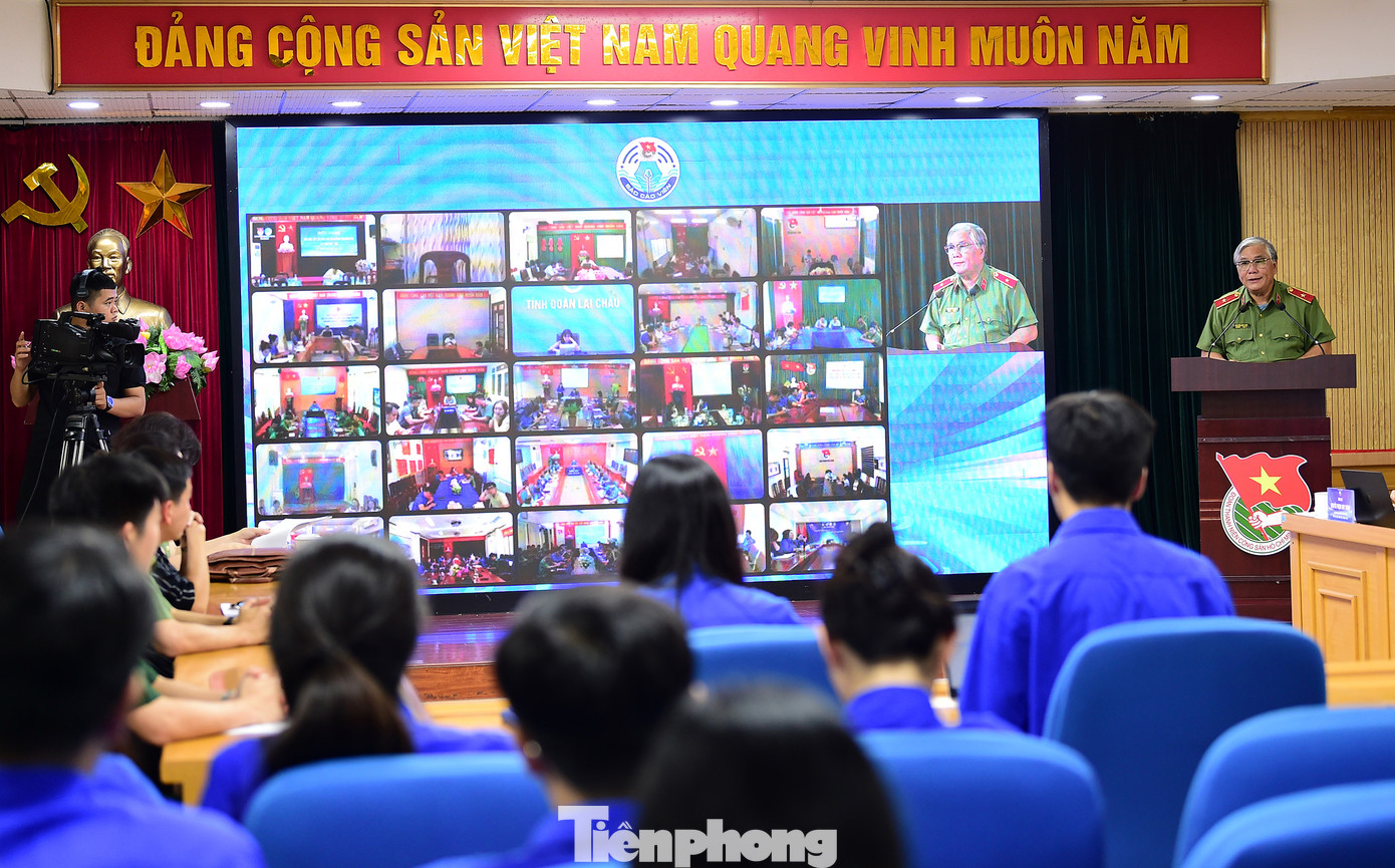 Thiếu tướng, PGS.TS Nguyễn Bình Ban trao đổi tại hội nghị. Ảnh: Xuân Tùng Thiếu tướng, PGS.TS Nguyễn Bình Ban trao đổi tại hội nghị. Ảnh: Xuân Tùng