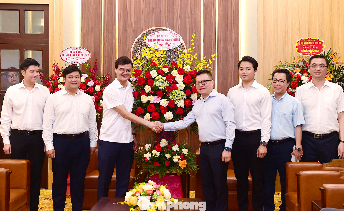 Bí thư thứ nhất T.Ư Đoàn Bùi Quang Huy tặng lẵng hoa chúc mừng Báo Nhân Dân dịp 21/6. Ảnh: Xuân Tùng