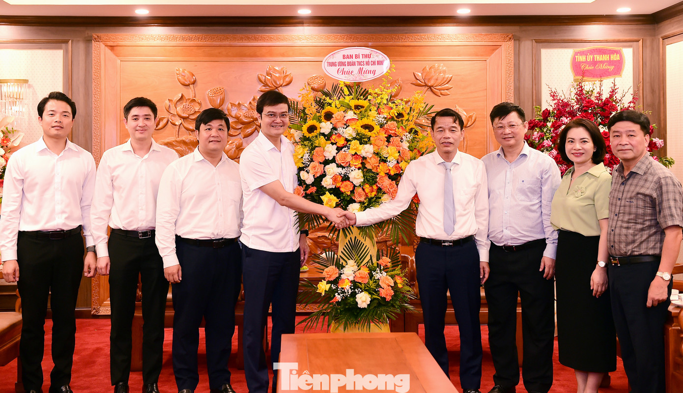 Bí thư thứ nhất T.Ư Đoàn Bùi Quang Huy tặng lẵng hoa chúc mừng Ban Tuyên giáo và Dân vận T.Ư dịp 21/6. Ảnh: Xuân Tùng