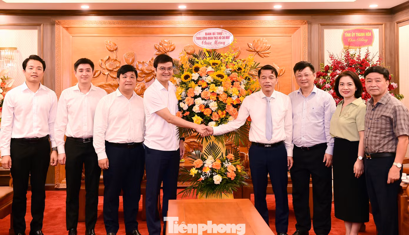 Bí thư thứ nhất T.Ư Đoàn Bùi Quang Huy tặng lẵng hoa chúc mừng Ban Tuyên giáo và Dân vận T.Ư dịp 21/6. Ảnh: Xuân Tùng