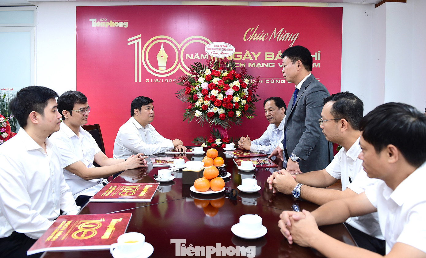 Tổng Biên tập báo Tiền Phong Phùng Công Sưởng phát biểu tại buổi tiếp. Ảnh: Xuân Tùng