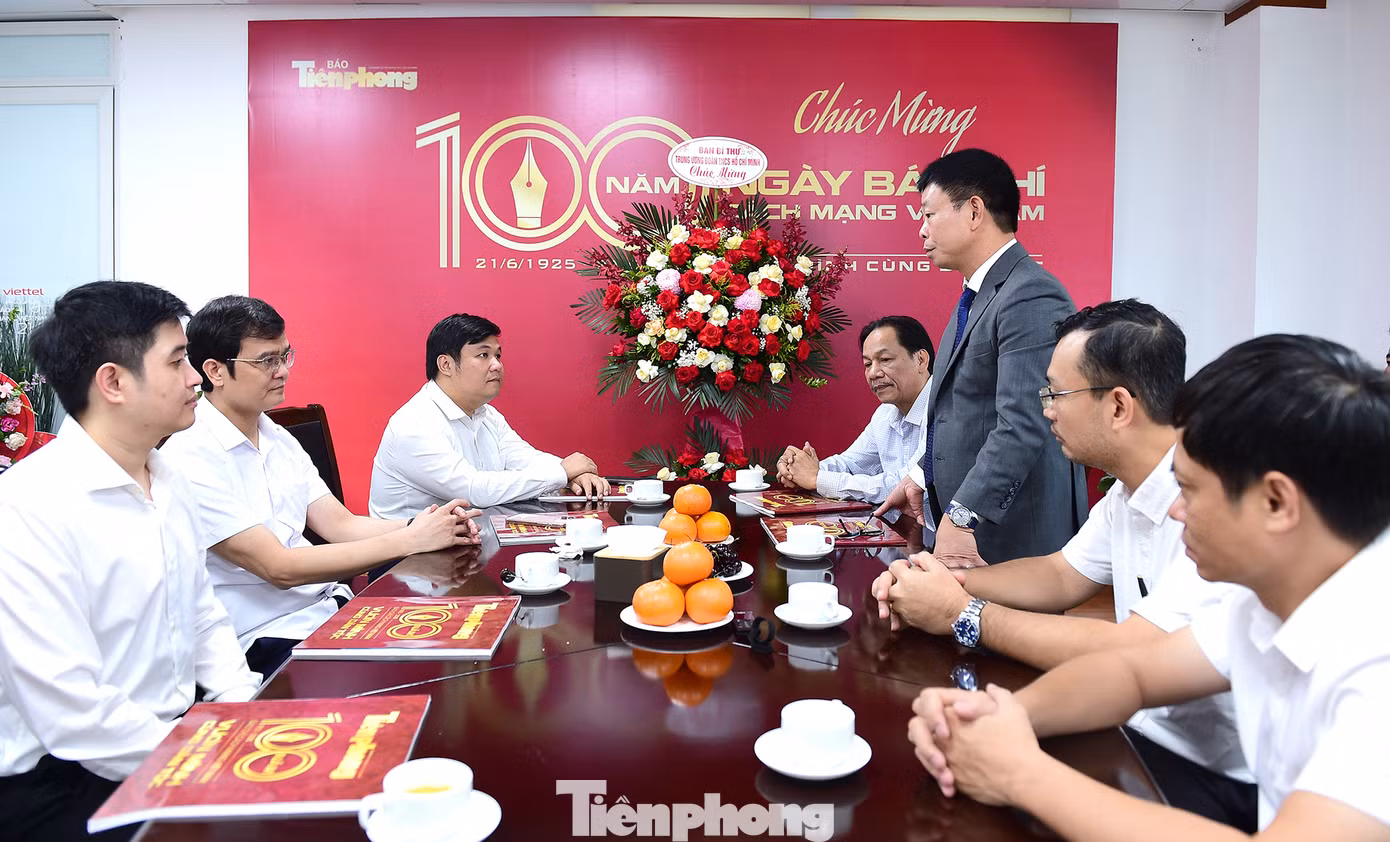 Tổng Biên tập báo Tiền Phong Phùng Công Sưởng phát biểu tại buổi tiếp. Ảnh: Xuân Tùng Tổng Biên tập báo Tiền Phong Phùng Công Sưởng phát biểu tại buổi tiếp. Ảnh: Xuân Tùng