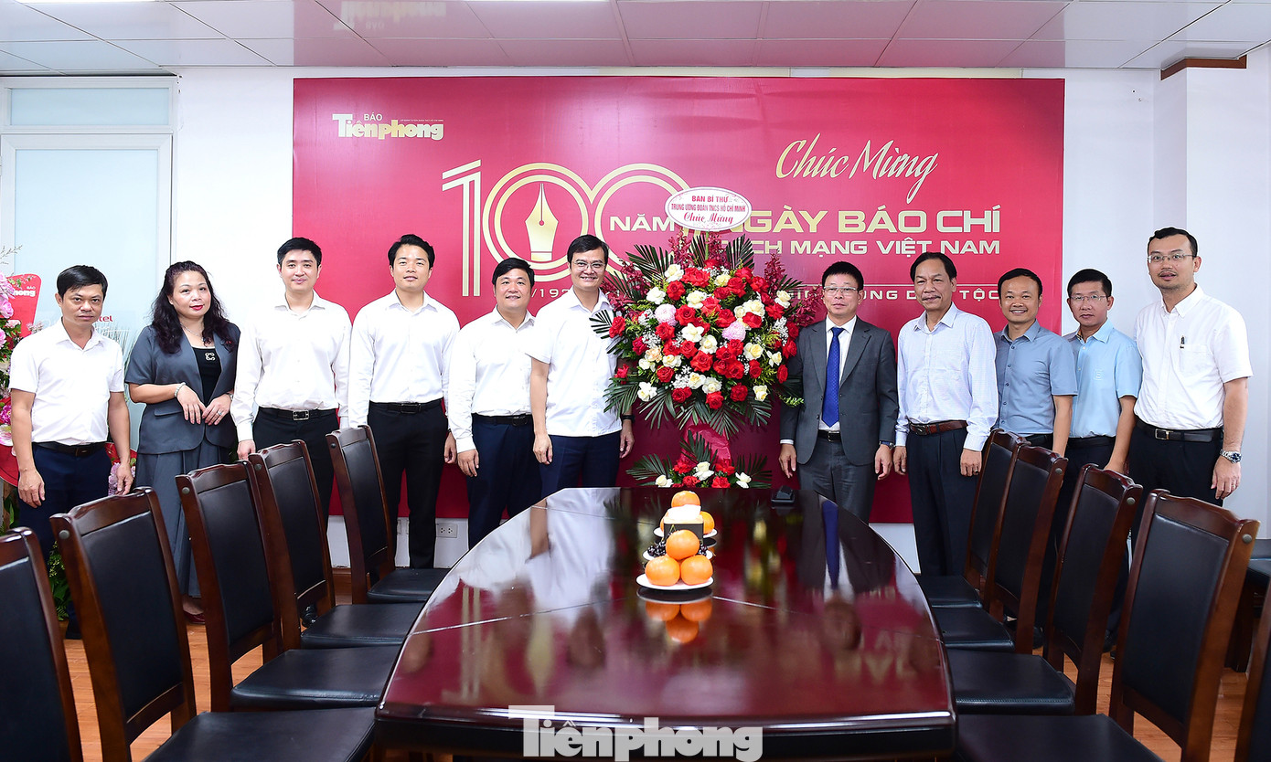 Đoàn công tác T.Ư Đoàn và lãnh đạo, cán bộ Báo Tiền Phong chụp ảnh lưu niệm. Ảnh: Xuân Tùng