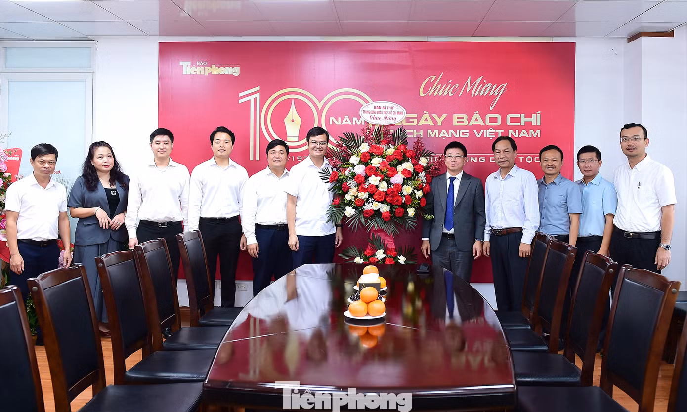 Đoàn công tác T.Ư Đoàn và lãnh đạo, cán bộ Báo Tiền Phong chụp ảnh lưu niệm. Ảnh: Xuân Tùng Đoàn công tác T.Ư Đoàn và lãnh đạo, cán bộ Báo Tiền Phong chụp ảnh lưu niệm. Ảnh: Xuân Tùng