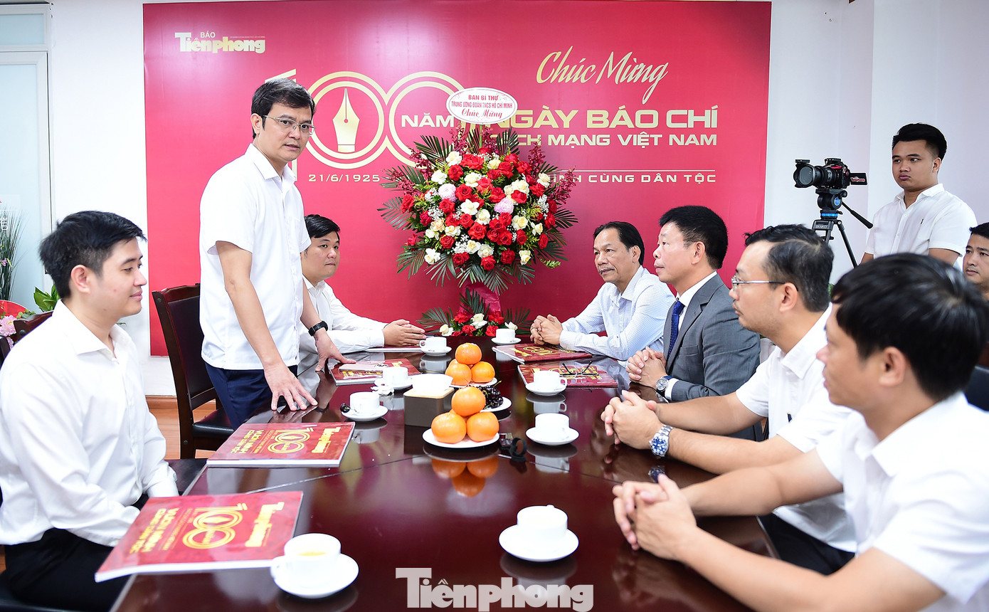 Bí thư thứ nhất T.Ư Đoàn Bùi Quang Huy trao đổi tại buổi thăm và chúc mừng Báo Tiền Phong. Ảnh: Xuân Tùng