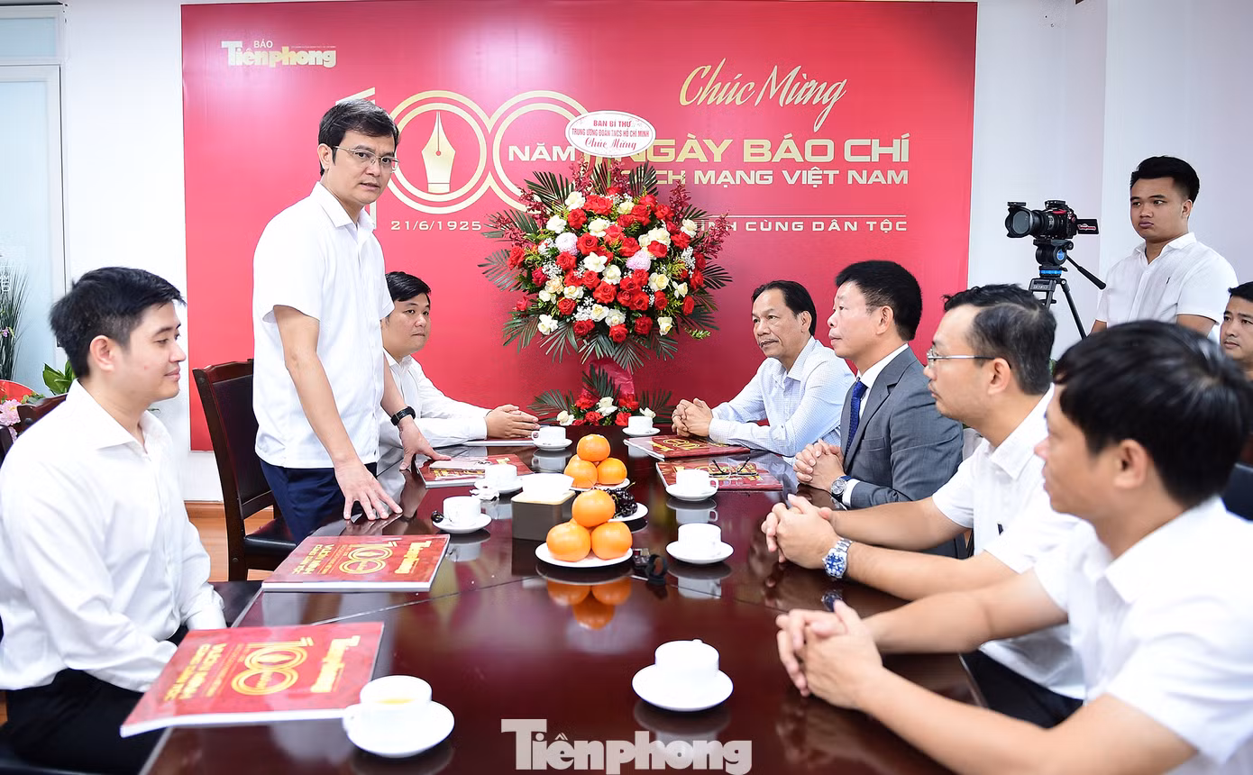 Bí thư thứ nhất T.Ư Đoàn Bùi Quang Huy trao đổi tại buổi thăm và chúc mừng Báo Tiền Phong. Ảnh: Xuân Tùng Bí thư thứ nhất T.Ư Đoàn Bùi Quang Huy trao đổi tại buổi thăm và chúc mừng Báo Tiền Phong. Ảnh: Xuân Tùng