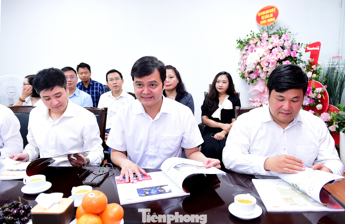 Bí thư thứ nhất T.Ư Đoàn Bùi Quang Huy và đoàn công tác T.Ư Đoàn đọc ấn phẩm Tiền Phong đặc biệt kỷ niệm 100 năm Báo chí Cách mạng Việt Nam. Ảnh: Xuân Tùng