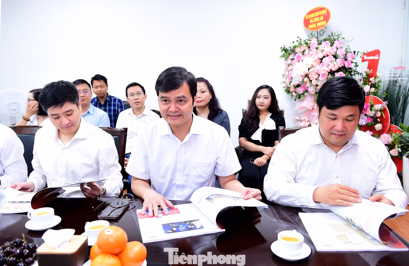 Bí thư thứ nhất T.Ư Đoàn Bùi Quang Huy và đoàn công tác T.Ư Đoàn đọc ấn phẩm Tiền Phong đặc biệt kỷ niệm 100 năm Báo chí Cách mạng Việt Nam. Ảnh: Xuân Tùng Bí thư thứ nhất T.Ư Đoàn Bùi Quang Huy và đoàn công tác T.Ư Đoàn đọc ấn phẩm Tiền Phong đặc biệt kỷ niệm 100 năm Báo chí Cách mạng Việt Nam. Ảnh: Xuân Tùng