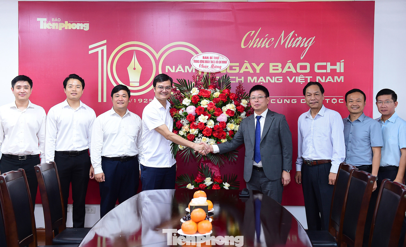 Bí thư thứ nhất T.Ư Đoàn Bùi Quang Huy tặng lẵng hoa chúc mừng Báo Tiền Phong nhân dịp 21/6. Ảnh: Xuân Tùng
