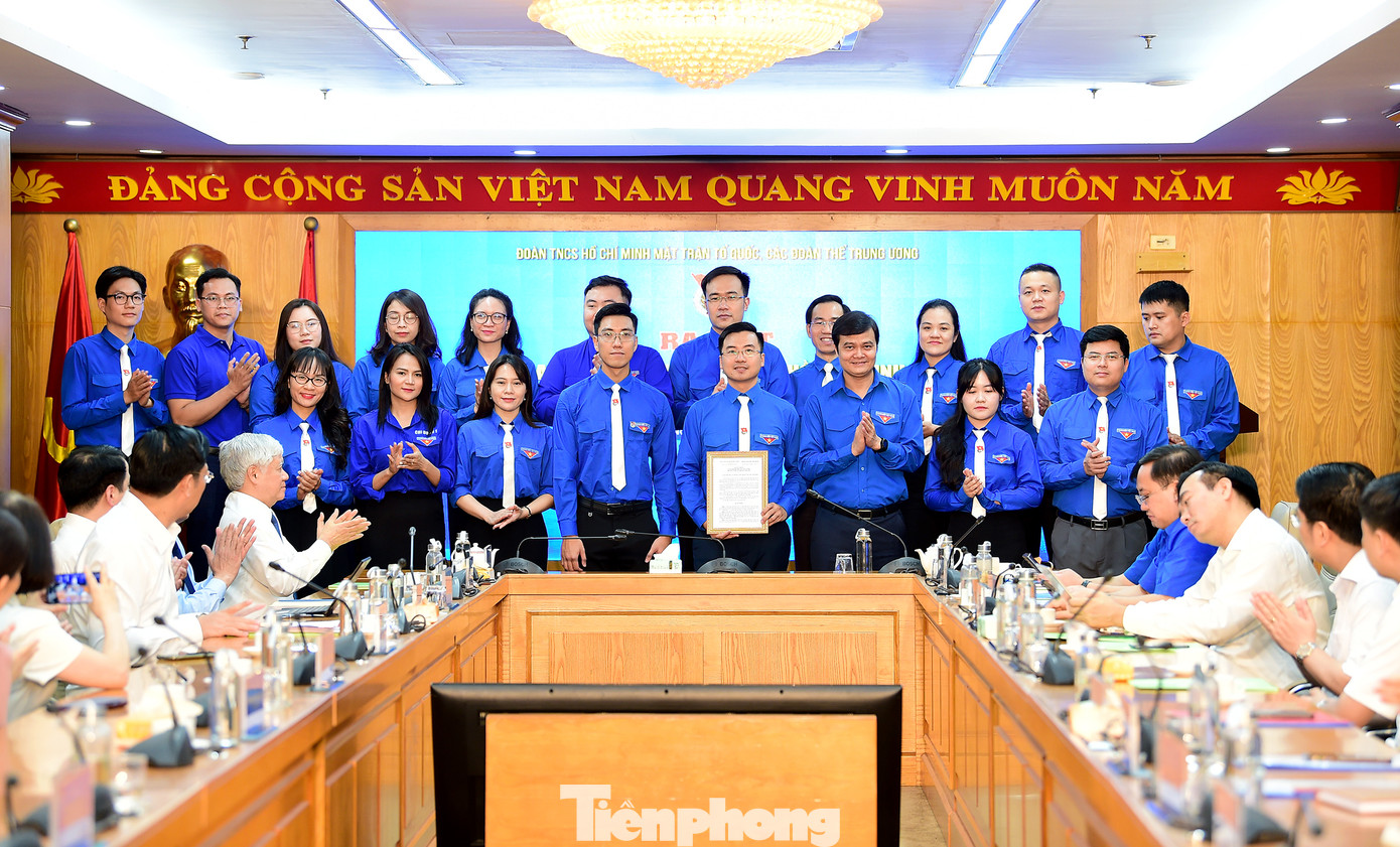 Anh Bùi Quang Huy trao quyết định của T.Ư Đoàn tới Đoàn Thanh niên MTTQ, các đoàn thể T.Ư. Ảnh: Xuân Tùng Anh Bùi Quang Huy trao quyết định của T.Ư Đoàn tới Đoàn Thanh niên MTTQ, các đoàn thể T.Ư. Ảnh: Xuân Tùng