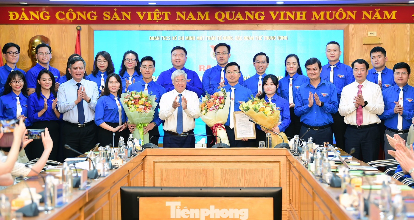 Lãnh đạo Đảng uỷ MTTQ, các đoàn thể T.Ư và T.Ư Đoàn tặng hoa chúc mừng Ban Chấp hành Đoàn Thanh niên MTTQ, các đoàn thể T.Ư giai đoạn 2025 - 2027. Ảnh: Xuân Tùng Lãnh đạo Đảng uỷ MTTQ, các đoàn thể T.Ư và T.Ư Đoàn tặng hoa chúc mừng Ban Chấp hành Đoàn Thanh niên MTTQ, các đoàn thể T.Ư giai đoạn 2025 - 2027. Ảnh: Xuân Tùng