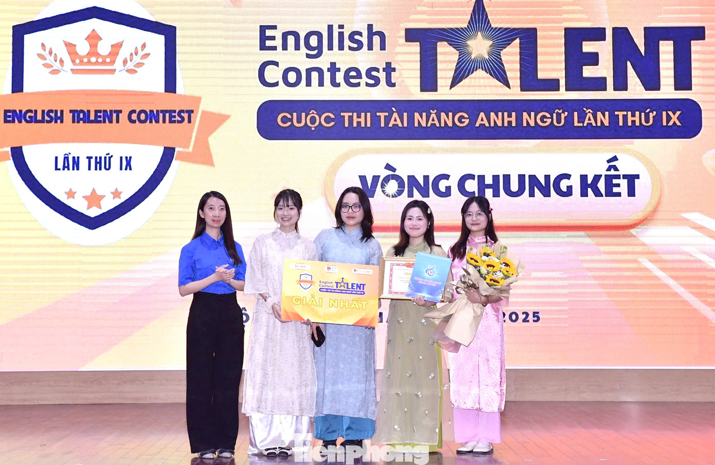 Các cá nhân, đội thi đoạt giải Nhất cuộc thi. Ảnh: P.Linh Các cá nhân, đội thi đoạt giải Nhất cuộc thi. Ảnh: P.Linh