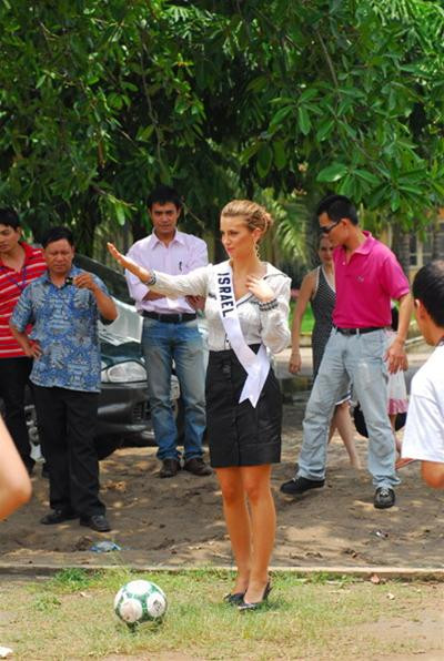 Chùm ảnh của Hoa hậu Israel tại Hà Nội ảnh 13