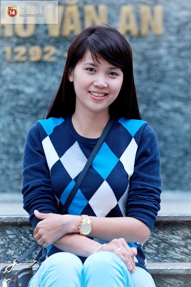 "Nhí nhảnh, cute" là từ mà các học sinh trong trường nhận xét về cô Thủy. "Nhí nhảnh, cute" là từ mà các học sinh trong trường nhận xét về cô Thủy.