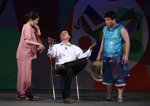 Chí Trung, Ngọc Huyền và Sĩ Tiến trong “Cái chết của sếp và lợn” Ảnh: T.TOAN