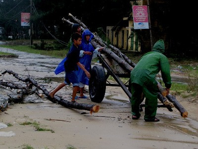Dân ven biển Phú Vang huy động vật liệu sửa chữa lại nhà cửa khi mưa bão đi qua. 