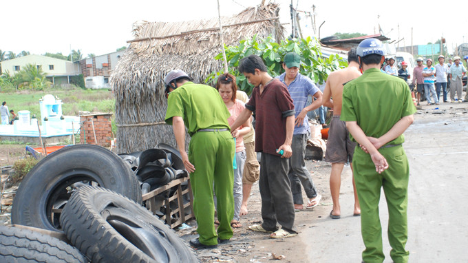 Cơ quan chức năng đang khám nghiệm hiện trường