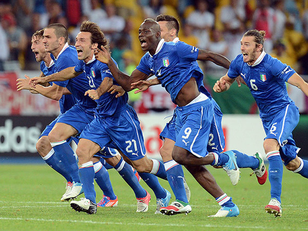 Các cầu thủ Italia vui mừng sau khi giành vé vào bán kết