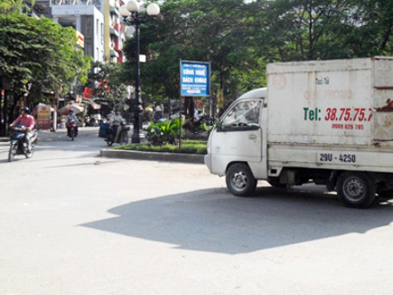 Hiện trường vụ trộm ô tô trên đường Hoàng Đạo Thúy kéo dài