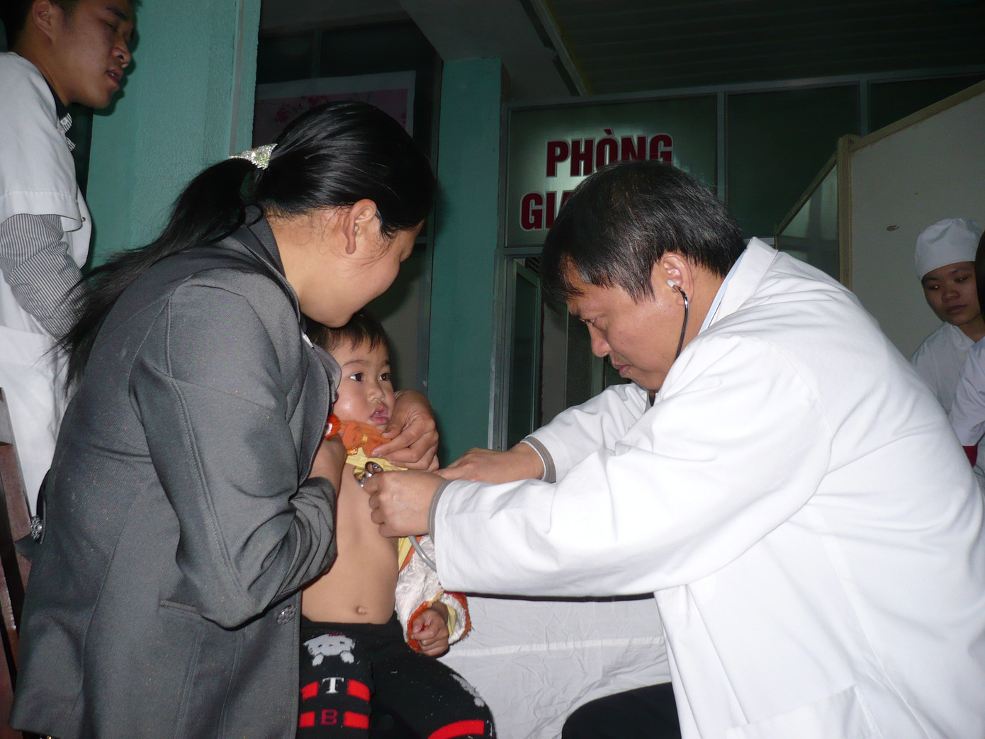 Bác sĩ Trung tâm tim mạch Quốc gia khám bệnh cho trẻ em tại Bắc Giang