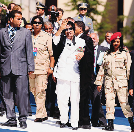 Ông Gadhafi đứng giữa hai nữ vệ sĩ Ảnh: Getty Images