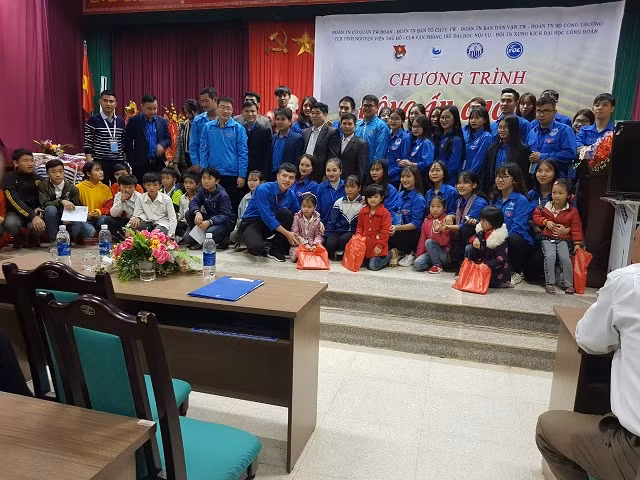 Đoàn cơ quan Trung ương trao quà cho học sinh vùng cao Quan Hóa ảnh 6