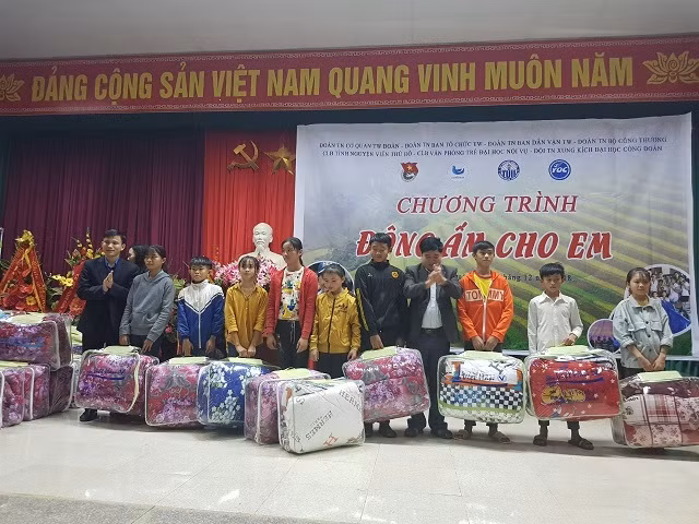 Đoàn cơ quan Trung ương trao quà cho học sinh vùng cao Quan Hóa ảnh 2