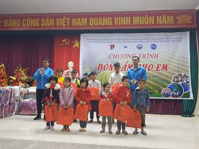 Đoàn cơ quan Trung ương trao quà cho học sinh vùng cao Quan Hóa ảnh 4