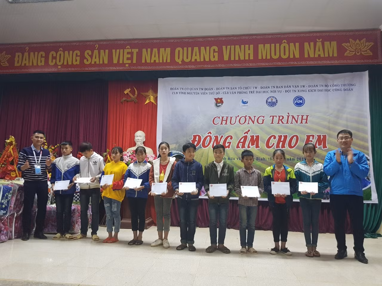 Đoàn cơ quan Trung ương trao quà cho học sinh vùng cao Quan Hóa ảnh 3