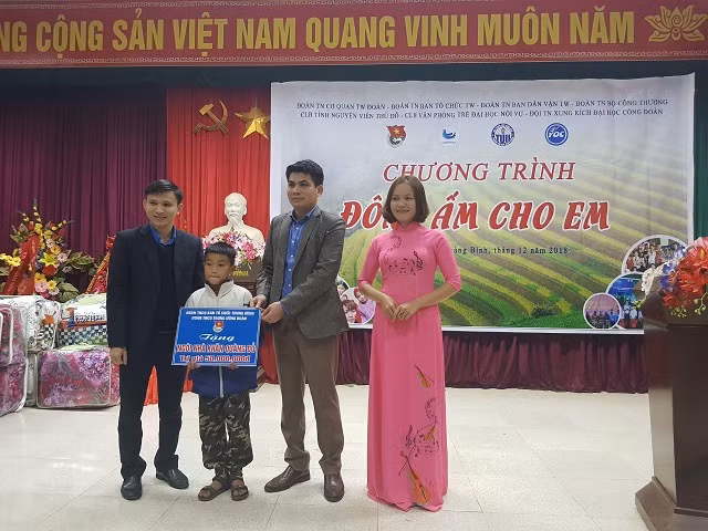 Đoàn cơ quan Trung ương trao quà cho học sinh vùng cao Quan Hóa ảnh 5