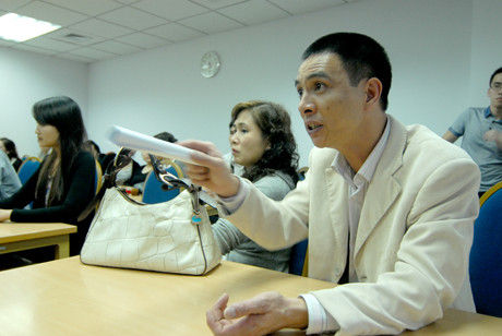 Một phụ hyunh bức xúc bày tỏ quan điểm