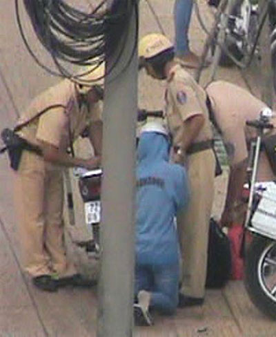 Chiến sĩ CSGT cố gắng thuyết phục cô gái đứng dậy