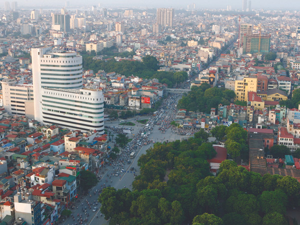Hàng loạt cao ốc thi nhau mọc lên như nấm tại các nút giao thông trong nội thành Hà Nội Ảnh: Hồng Vĩnh