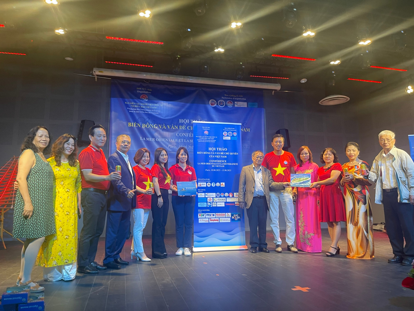 Các đại biểu kiều bào tham dự hội thảo "Biển Đông và vấn đề chủ quyền của Việt Nam" tại Paris, Pháp, tháng 6/2023. (Ảnh: L.A)