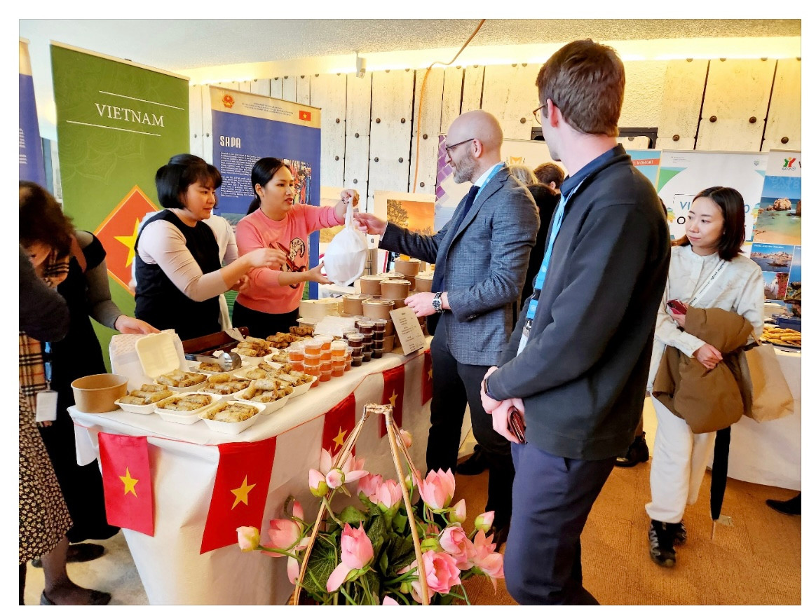 Quầy ẩm thực Việt Nam tại hội chợ được nhiều khách quốc tế yêu thích. ( Ảnh: TTXVN)