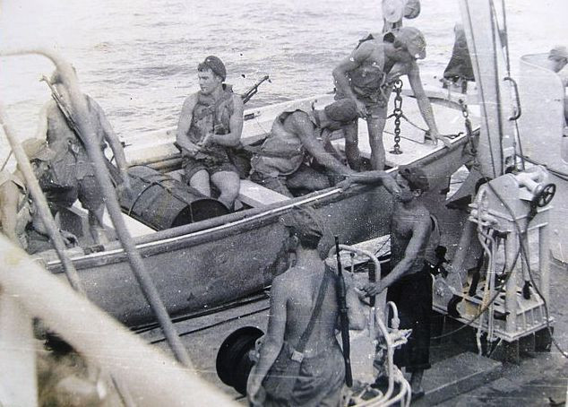 1979, phục vụ chiến đấu tại Biển Đông, công tác chuẩn bị hoàn thiện bài tập chiến đấu chống biệt kích và phương tiện lặn ngầm ПДСС, thùng phuy - bia tập bắn cho vũ khí bộ binh (lưu trữ của trung sỹ hải quân về hưu Оvsiankin V.А.)